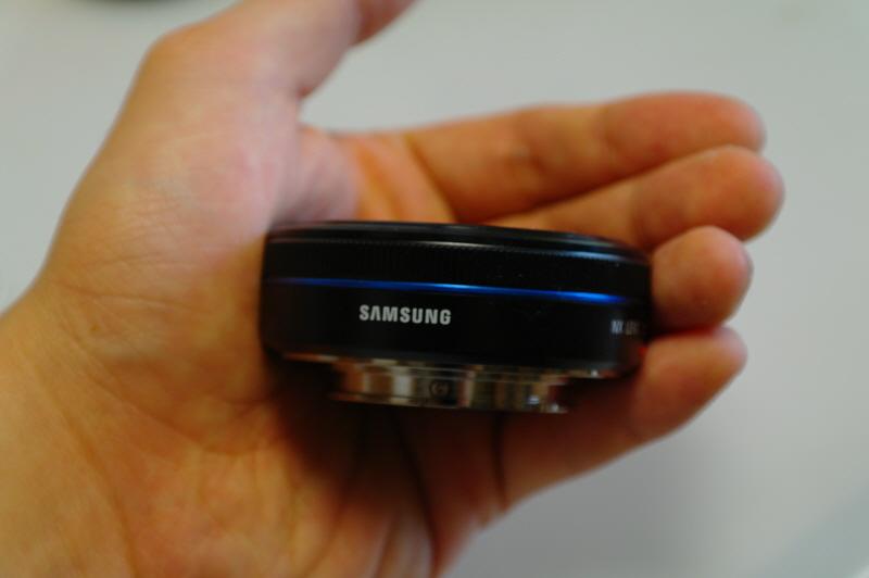 Samsung-30mm-f2.0-pancake-lens2