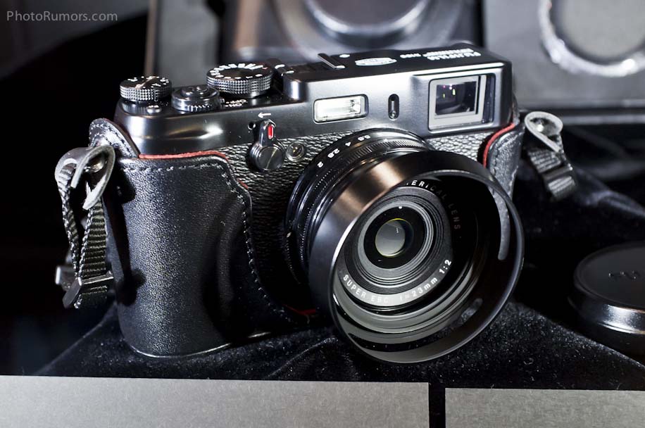 Fujifilm X100 black premium edition camera at CES - Photo Rumors