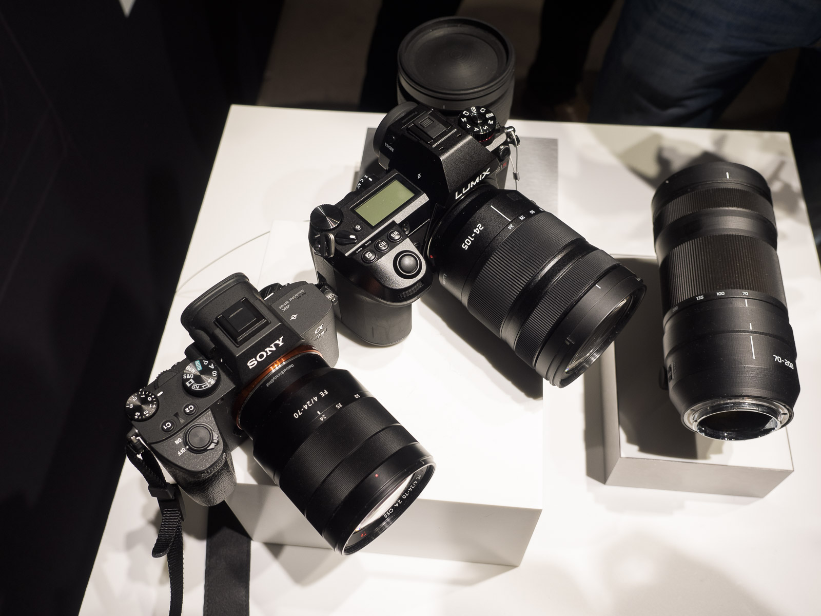 Marco Polo Kind pijn doen Panasonic S1 full frame mirrorless camera next to the Sony A7III (size  comparison) - Photo Rumors
