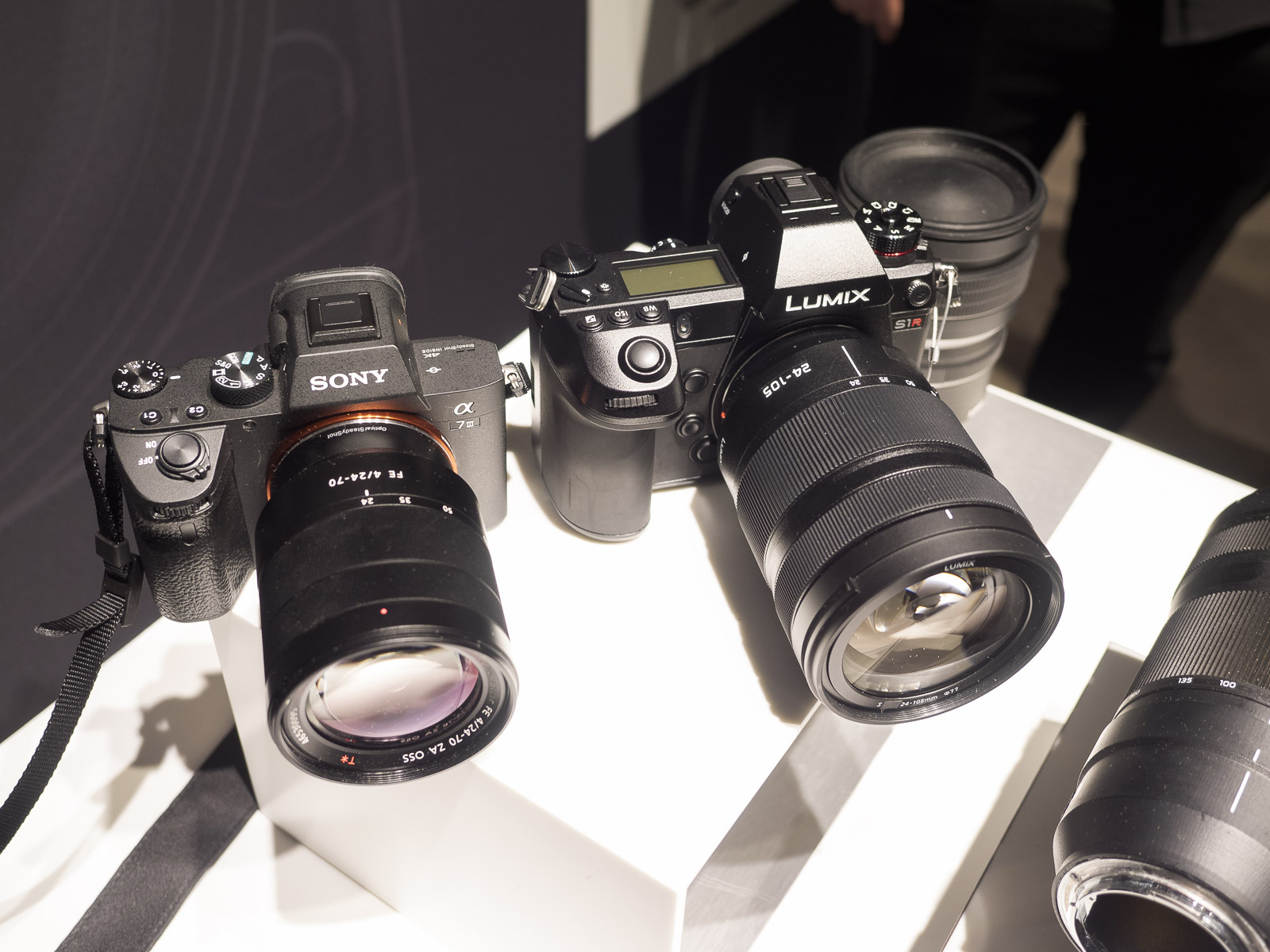Marco Polo Kind pijn doen Panasonic S1 full frame mirrorless camera next to the Sony A7III (size  comparison) - Photo Rumors