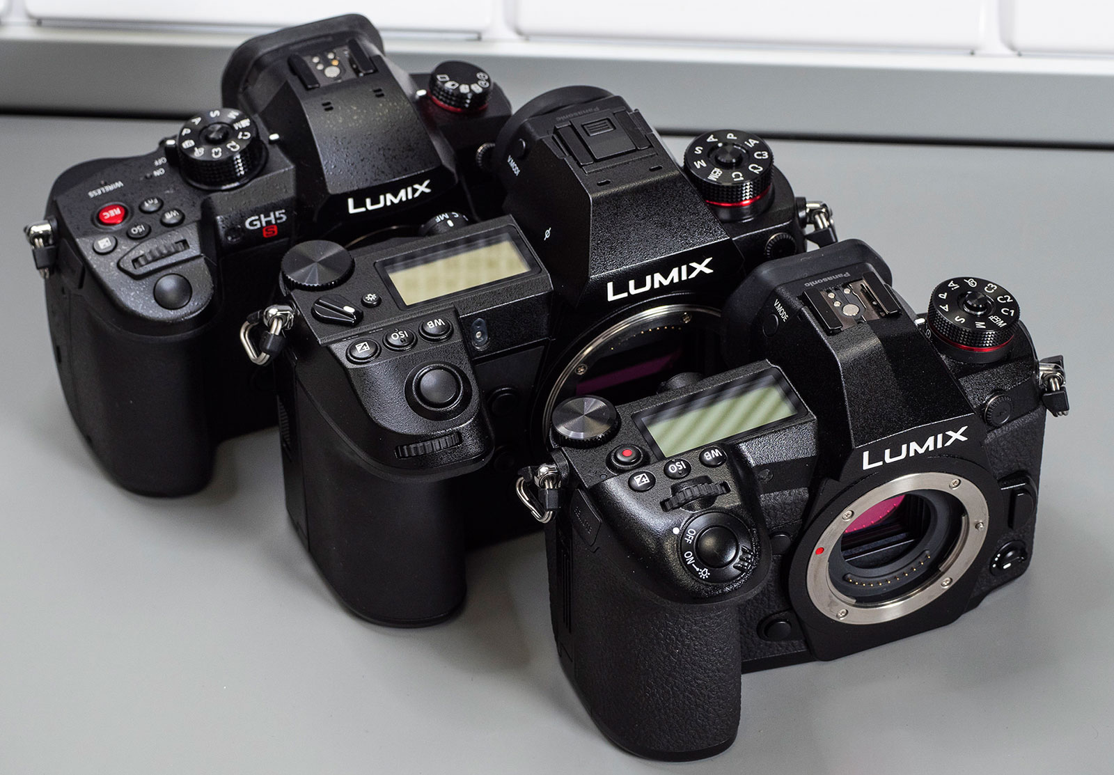 Pijnstiller verschijnen Universeel Panasonic GH5s, S1R and G9 mirrorless cameras side-by-side comparison (plus  updated Lumix S specs recap) - Photo Rumors